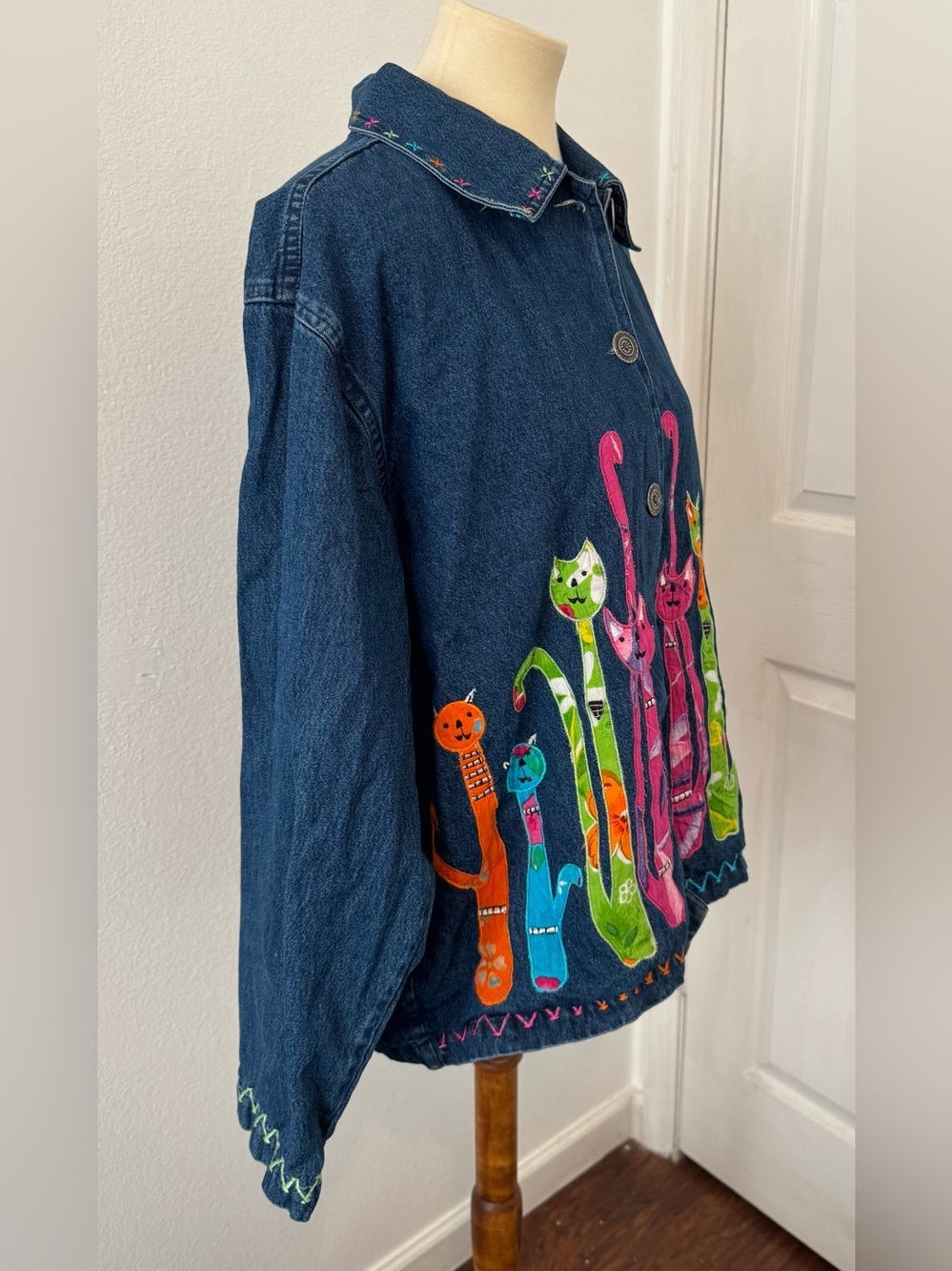 Life Style Denim Jacket Embroidered Whimsical Cat Artsy Kitschy Funky Large - Picture 4 of 8